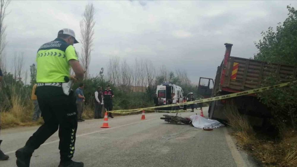 Isparta&rsquo;da kamyonla &ccedil;arpışan 19 yaşındaki motosikletli hayatını kaybetti
