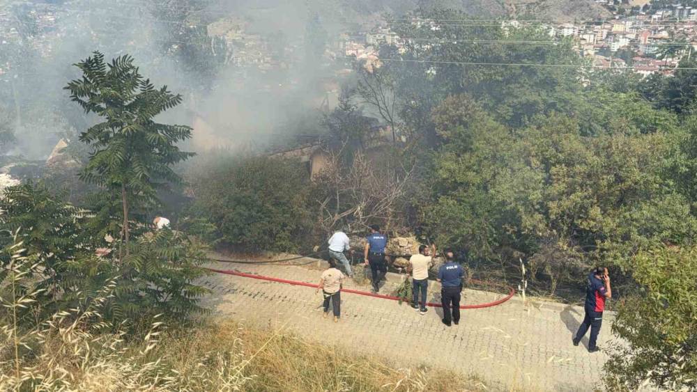 Otluk alanda &ccedil;ıkan yangın metruk binaya sı&ccedil;radı
