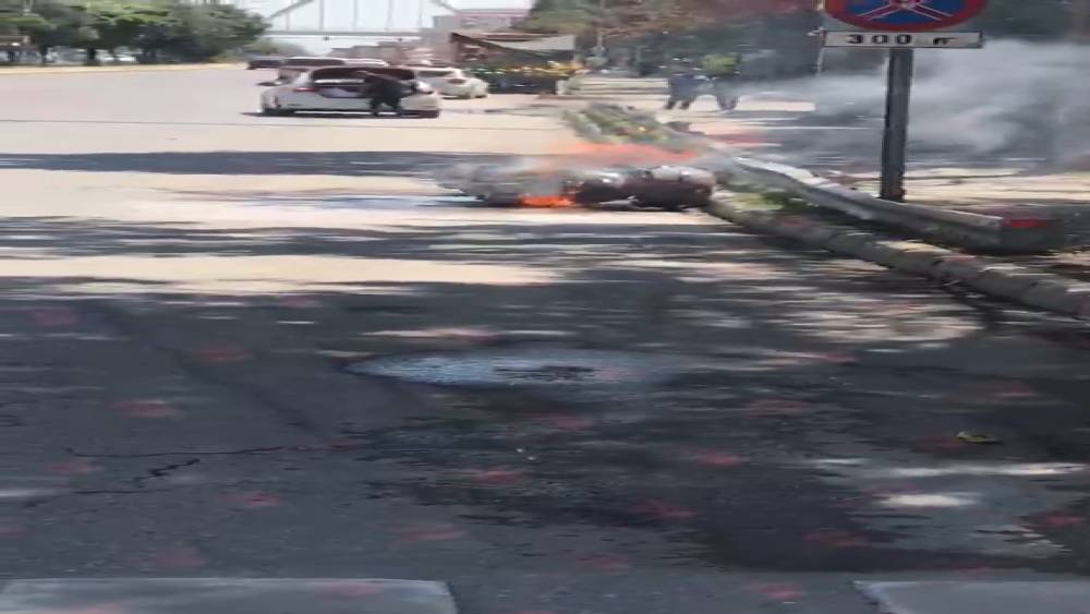 Muş&rsquo;ta seyir halindeki motosiklet alev aldı
