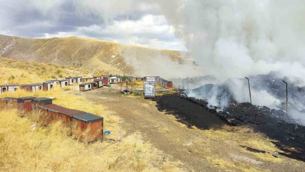 Şarkışla&rsquo;da eski &ccedil;&ouml;pl&uuml;k alanında &ccedil;ıkan yangın ekipleri harekete ge&ccedil;irdi
