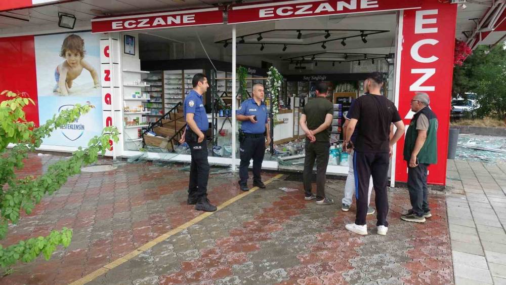 Malatya&rsquo;da şiddetli fırtına ağa&ccedil;ları devirdi, iş yerlerinin camları patladı
