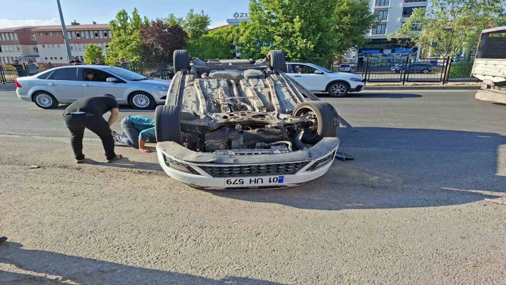 Bing&ouml;l&rsquo;de &ccedil;arpışan ara&ccedil;lardan biri ters d&ouml;nd&uuml;:  3 yaralı

