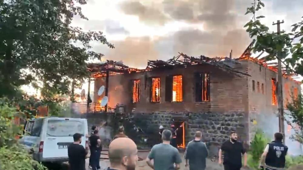 Arhavi&rsquo;de 2 katlı ev k&uuml;le d&ouml;nd&uuml;
