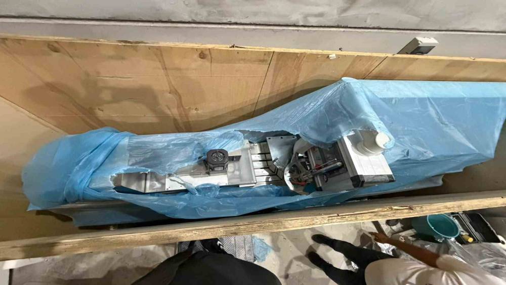 Mersin&rsquo;de plastik ambalaj d&uuml;kkanında uyuşturucu imalathanesi ortaya &ccedil;ıkarıldı: 100 bin sentetik ecza hap ele ge&ccedil;irildi
