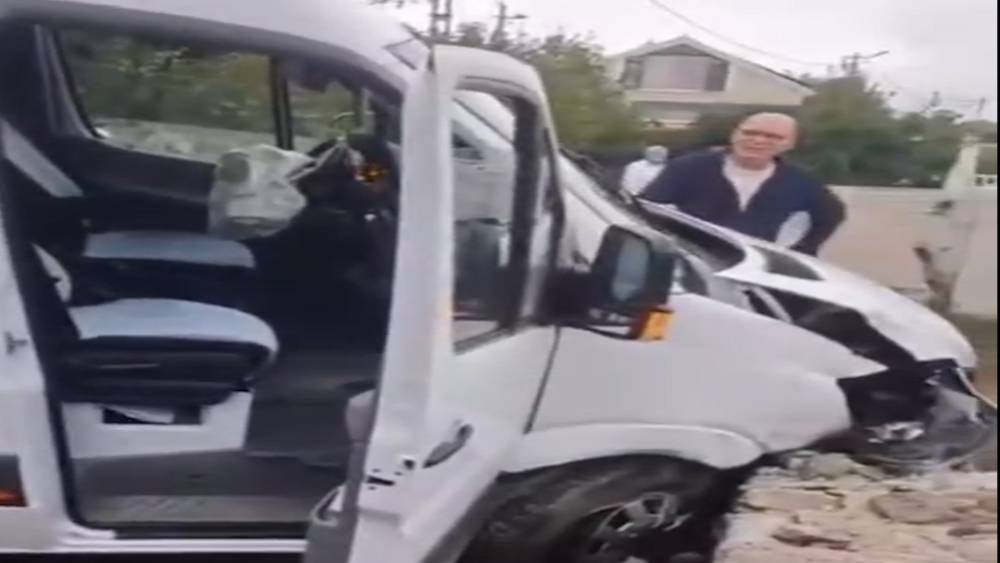Sarıyer&rsquo;de okul servisi duvara &ccedil;arptı: 1 yaralı
