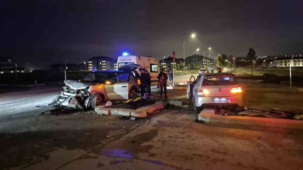 Kavşakta &ccedil;arpışan 2 ara&ccedil; adeta hurdaya d&ouml;nd&uuml;: 3 yaralı
