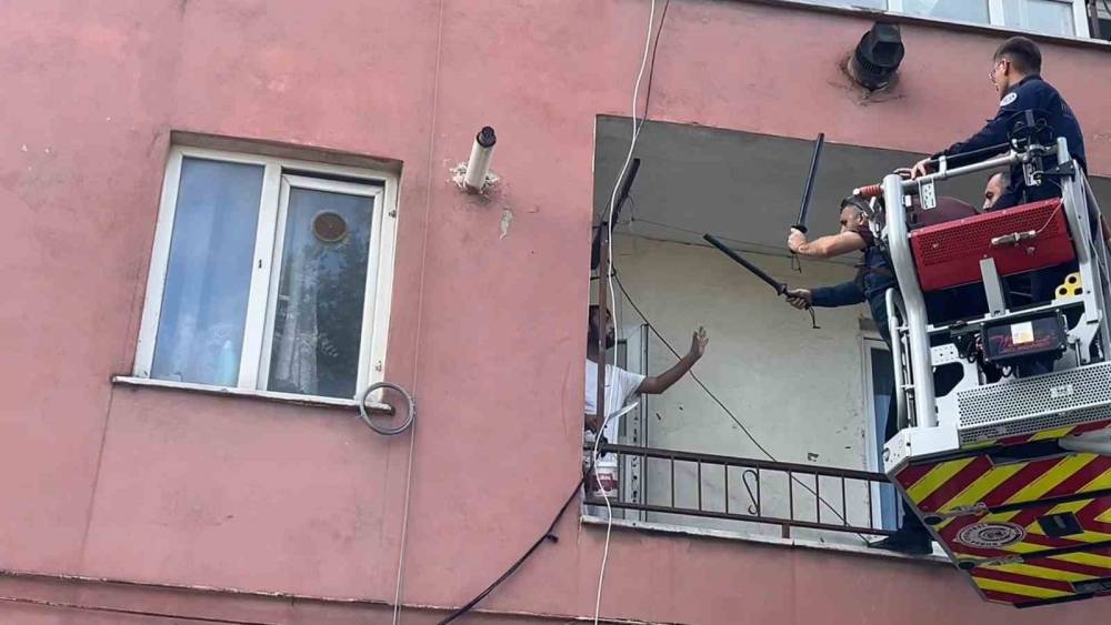 Hastaneye yatmamak i&ccedil;in polise bı&ccedil;ak &ccedil;ekip direndi..
