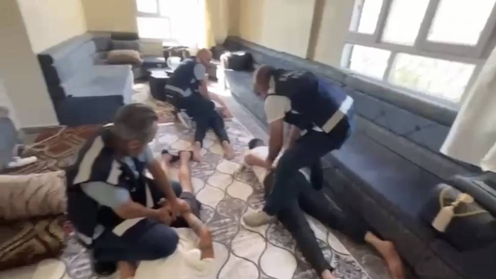 Ağlayan kadını fark eden Samsun polisi izi Şanlıurfa&rsquo;daki bağ evine kadar s&uuml;rd&uuml;: 2 milyon 329 bin liralık dolandırıcılık yapanlar yakalandı
