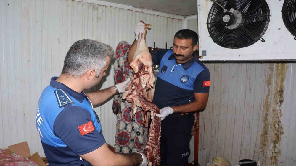 Şanlıurfa&rsquo;da 315 kilo bozuk et ele ge&ccedil;irildi
