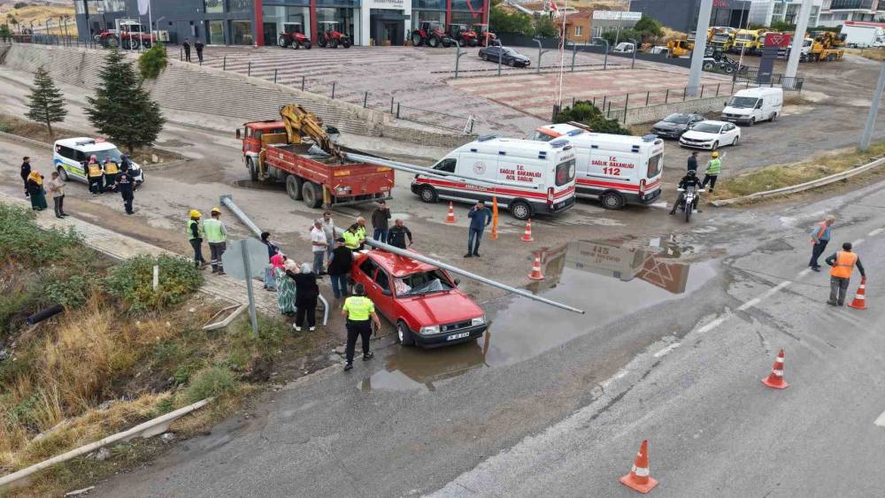 &Uuml;zerine aydınlatma direği d&uuml;şen Tofaş otomobil hurdaya d&ouml;nd&uuml;

