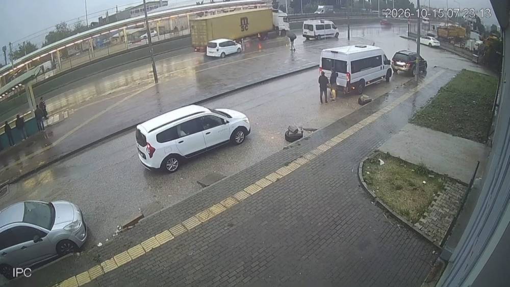 Bursa&rsquo;da tırın dorsesi kontrolden &ccedil;ıktı...Kaza anı kamerada
