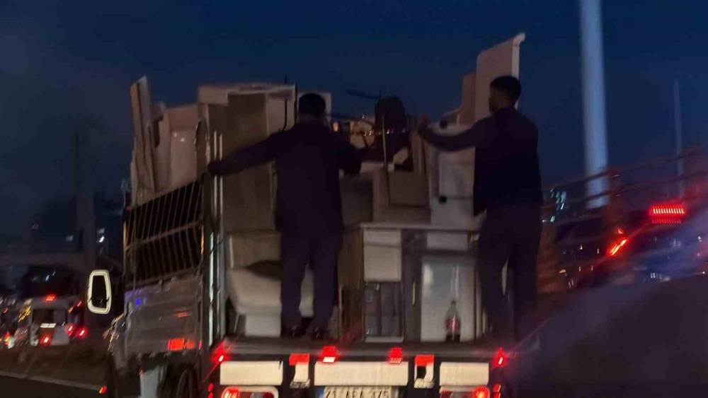 Kendi g&uuml;venliklerini değil, eşyaların g&uuml;venliğini sağlayarak kamyonetin arkasına tutundular
