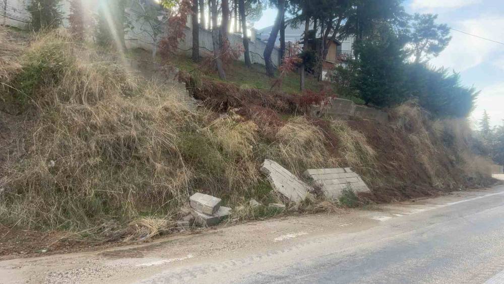 Bursa&rsquo;da yağışlar istinat duvarını yıktı, duvar par&ccedil;aları yola d&uuml;şt&uuml;
