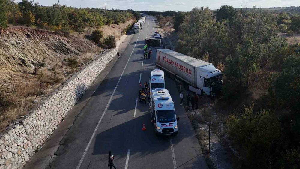 Edirne&rsquo;de tır kuyruğunda kaza: Tır ile kamyonet &ccedil;arpıştı, 4 kişi yaralandı
