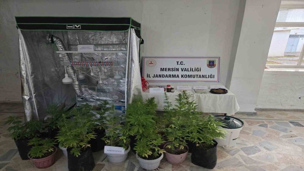 Evde &ouml;zel b&ouml;lme &ccedil;ıktı: Uyuşturucu &uuml;reten ş&uuml;pheliler yakalandı
