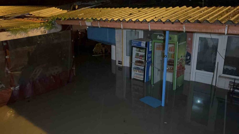 &Ccedil;anakkale&rsquo;de Sarı&ccedil;ay taştı, iş yerleri sular altında kaldı
