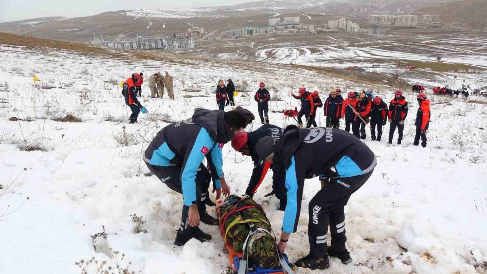 Bayburt&rsquo;ta ger&ccedil;eği aratmayan tatbikat: 3 kişi &ccedil;ığ altından &ccedil;ıkarıldı
