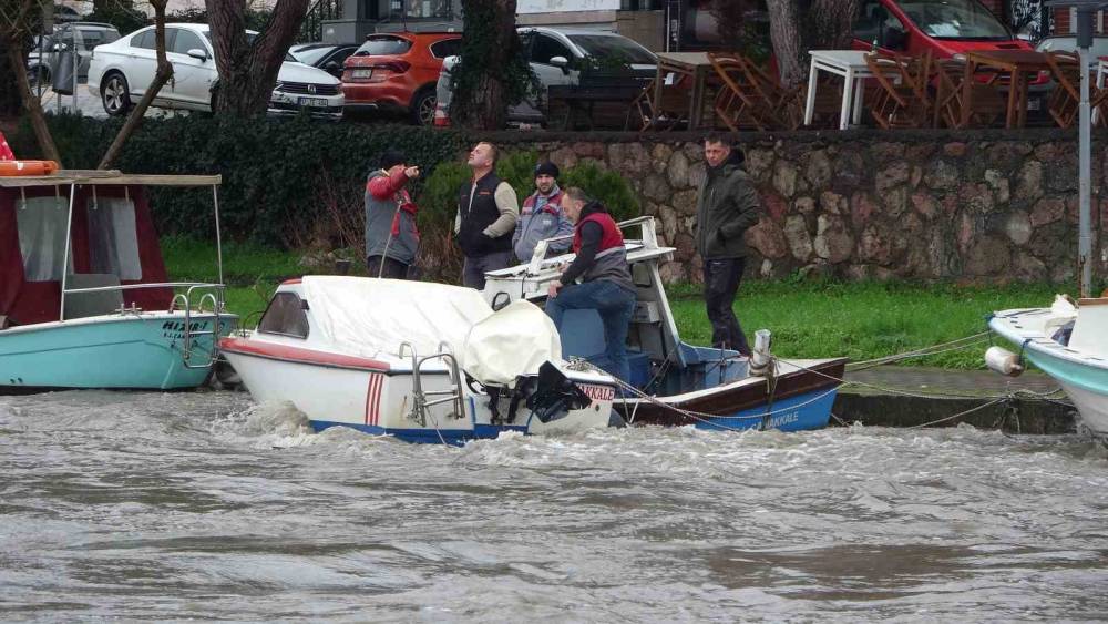 Sarı&ccedil;ay&rsquo;da balık&ccedil;ı n&ouml;beti: Balık&ccedil;ılar tekneleri batmasın diye bekliyor
