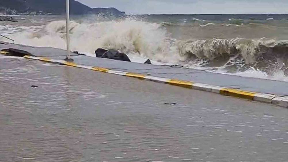 Yalova&rsquo;da fırtınada dev dalgalar Esenk&ouml;y kıyılarını d&ouml;vd&uuml;
