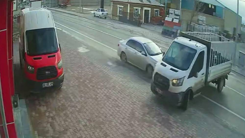 D&ouml;n&uuml;ş yapmak isteyen kamyonete otomobil &ccedil;arptı: 1 yaralı
