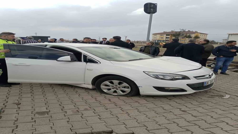 Tren hemzemin ge&ccedil;itte araca &ccedil;arptı: 3 yaralı
