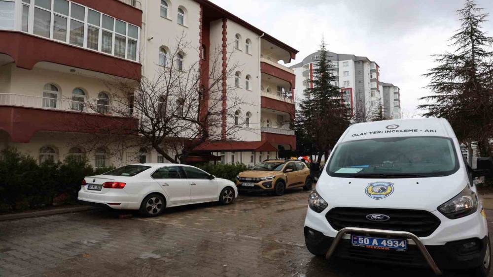 Eşini bı&ccedil;aklayıp ka&ccedil;tı, Niğde&rsquo;de kaza yapınca yakalandı
