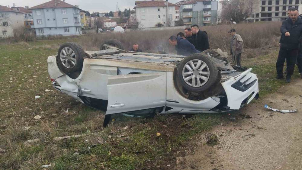 Elektrik direğine &ccedil;arpan otomobil takla attı: 2 yaralı
