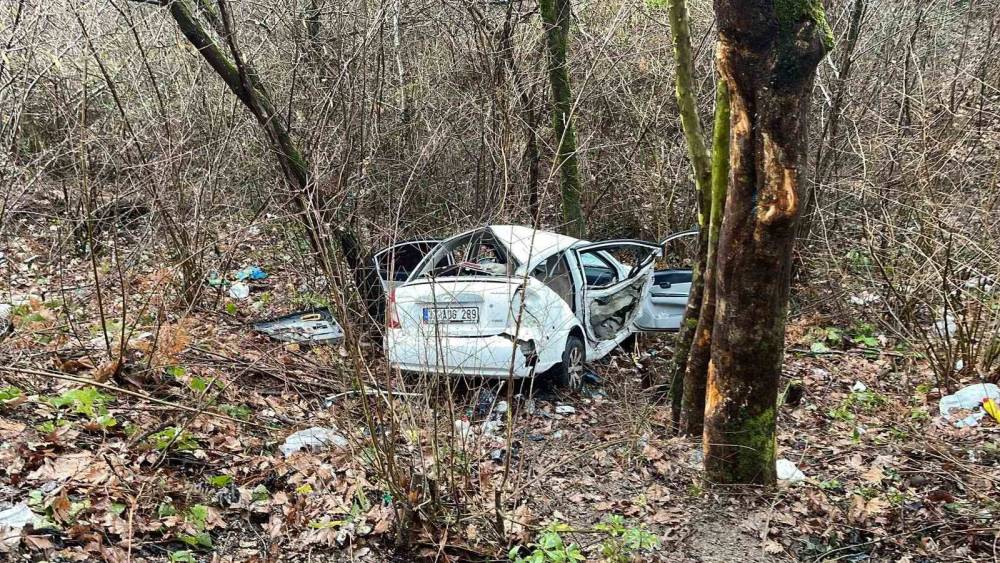 Kastamonu&rsquo;da otomobil şarampole yuvarlandı: 3 yaralı
