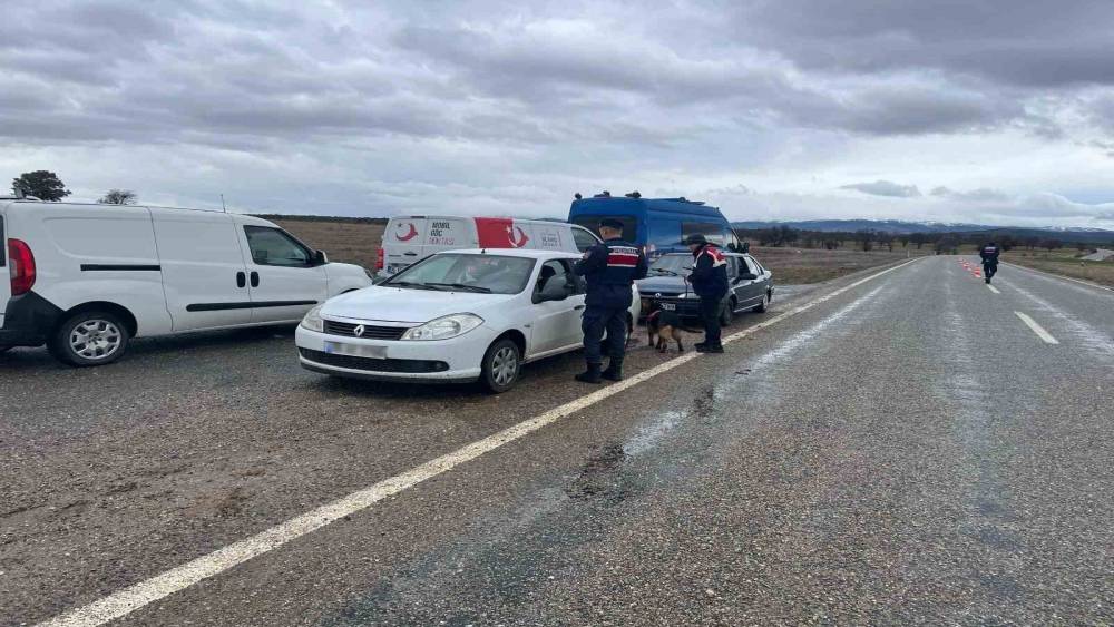 Uşak&rsquo;ta d&uuml;zensiz g&ouml;&ccedil;le m&uuml;cadelede 351 g&ouml;&ccedil;men ve 114 ara&ccedil; denetlendi
