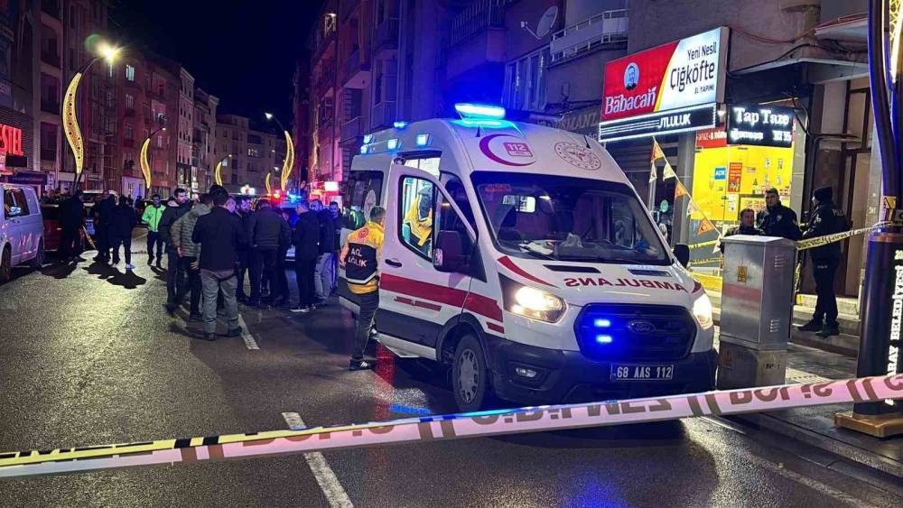 Aksaray&rsquo;da bir evde 3 kişi silahla vurulmuş halde bulundu: 3 &ouml;l&uuml;
