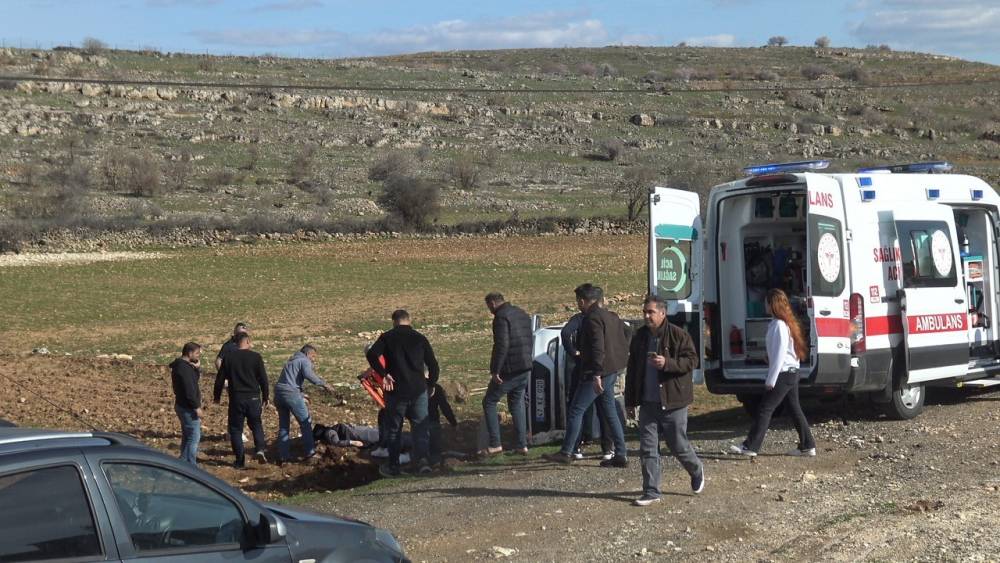 Telefon direğine &ccedil;arpan otomobil takla attı: 5 yaralı
