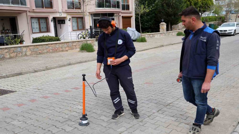 Altın değil, su ka&ccedil;ağı arıyorlar
