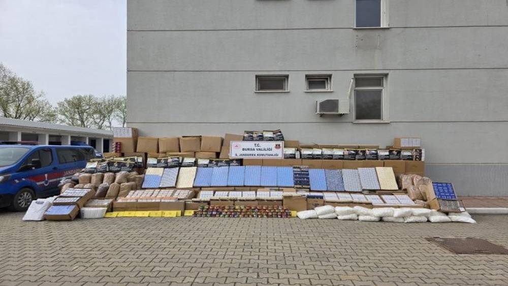 Bursa&rsquo;da ka&ccedil;ak t&uuml;t&uuml;n baskını: Depo ve ara&ccedil;lardan servet &ccedil;ıktı
