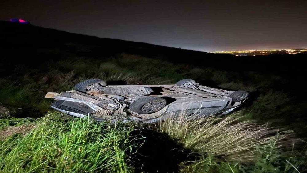 Hafif ticari ara&ccedil;, antik kent girişinde şarampole yuvarlandı: 2 yaralı
