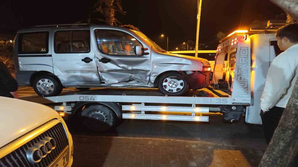 Ters y&ouml;nden gelen aracın neden olduğu zincirleme kaza kamerada
