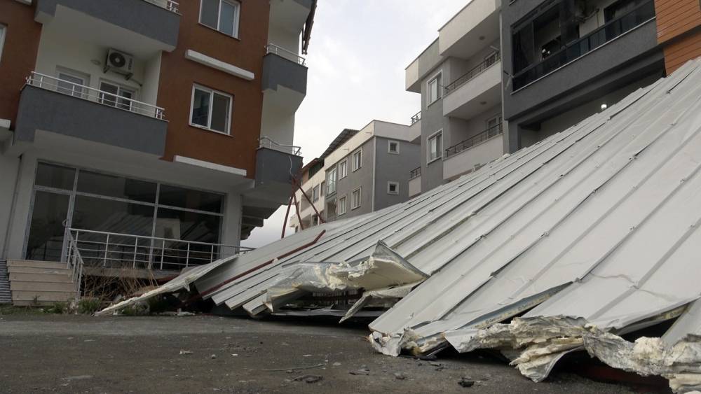 Fırtınanın u&ccedil;urduğu &ccedil;atı ara&ccedil;lara zarar verdi: O anlar kamerada
