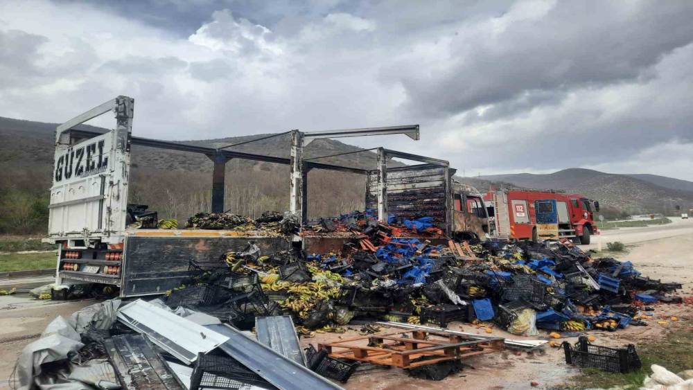 Tokat&rsquo;ta &ccedil;ilek y&uuml;kl&uuml; kamyon yandı
