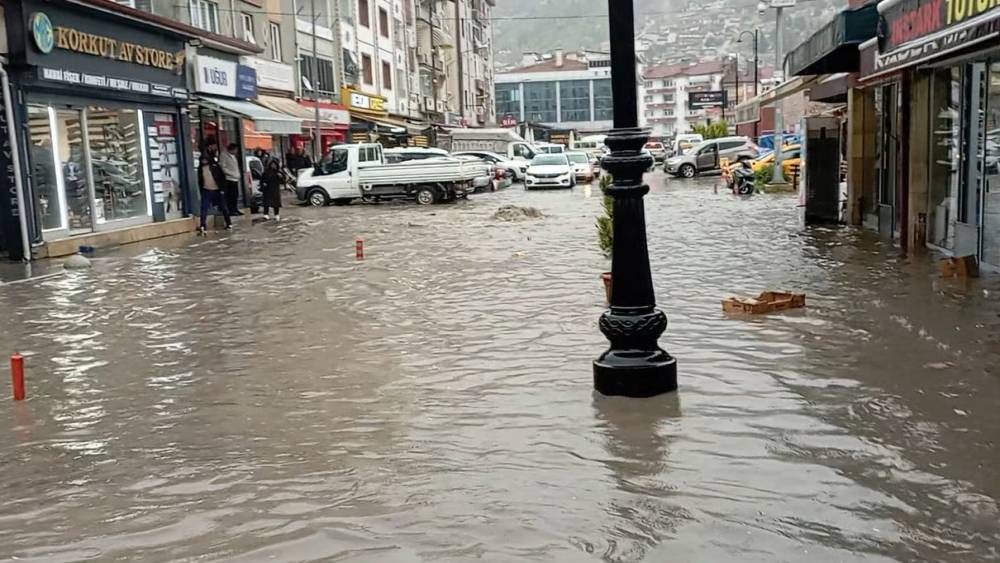 Tokat&rsquo;ta sağanak yağış yolları g&ouml;le &ccedil;evirdi
