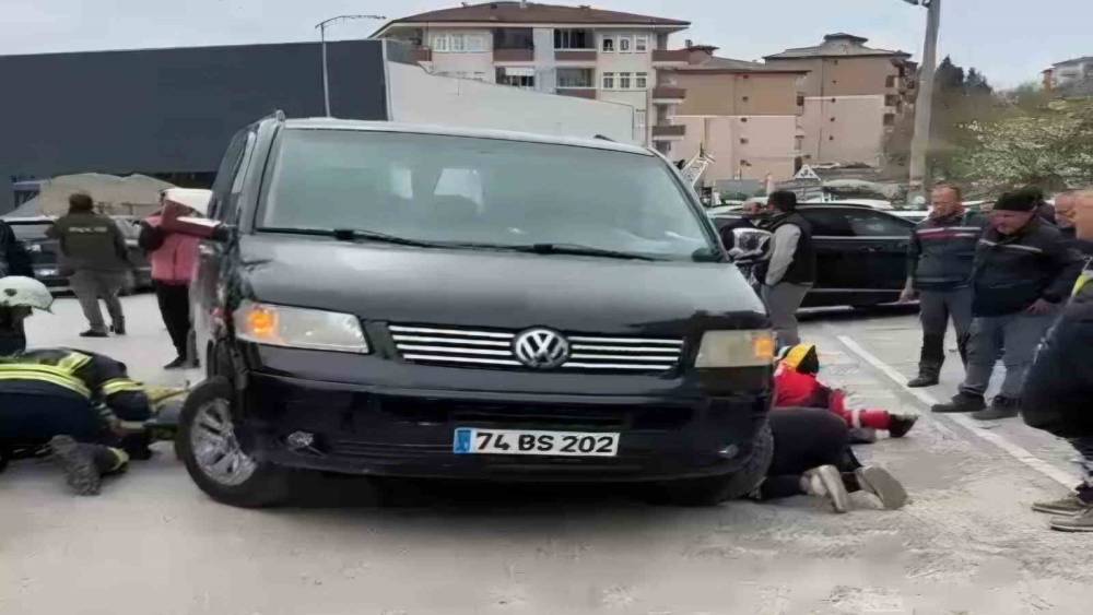 Bartın&rsquo;da feci kaza: Aracın altında kalan kadını ekipler kurtardı
