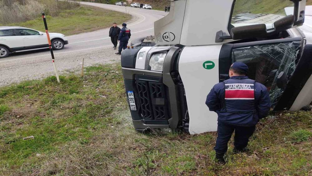 İneg&ouml;l&rsquo;de su y&uuml;kl&uuml; tır yamaca devrildi: 1 yaralı
