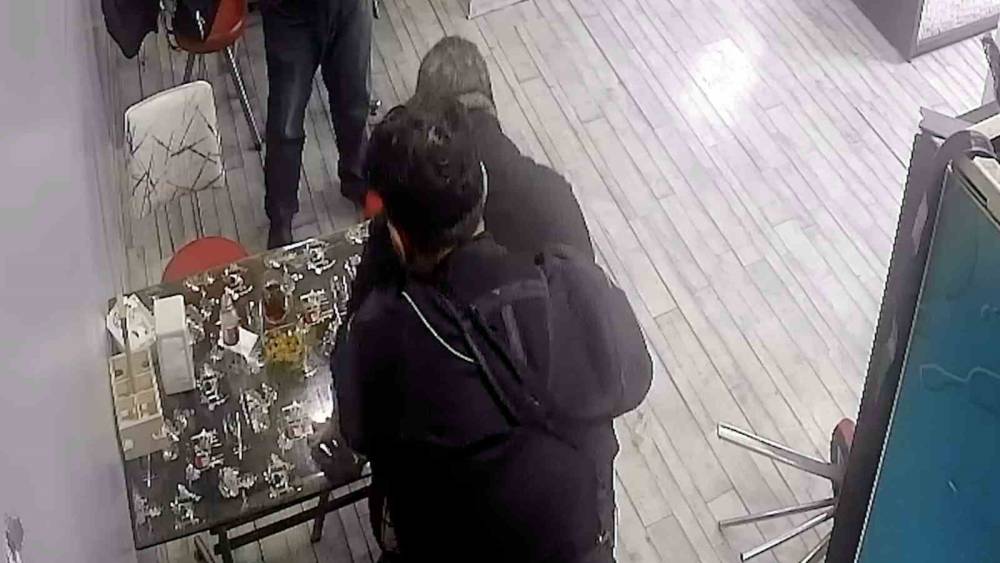 Nefes borusuna &ccedil;ilek takılan d&ouml;ner ustasını kurye kurtardı
