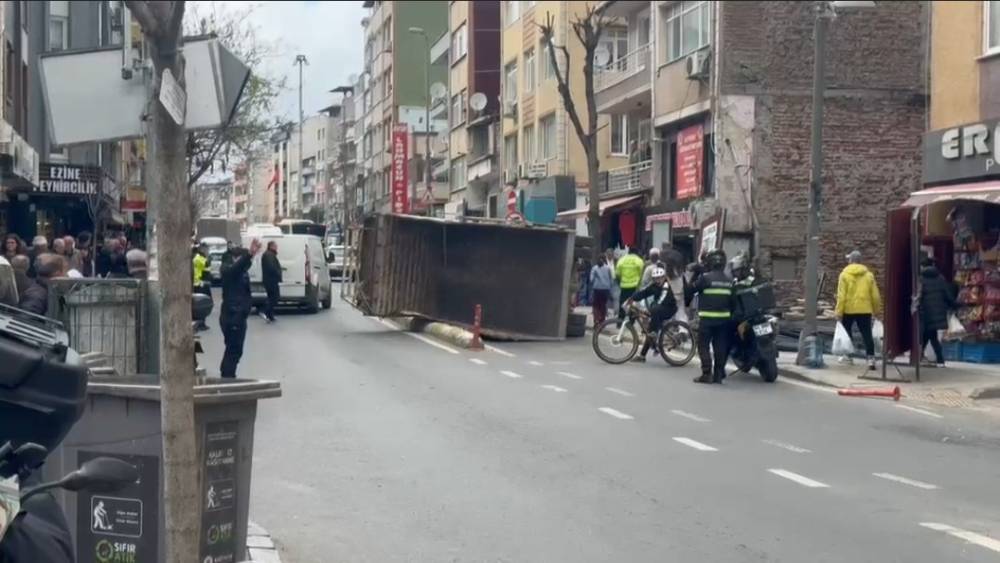 Kağıthane&rsquo;de kamyon yan yattı
