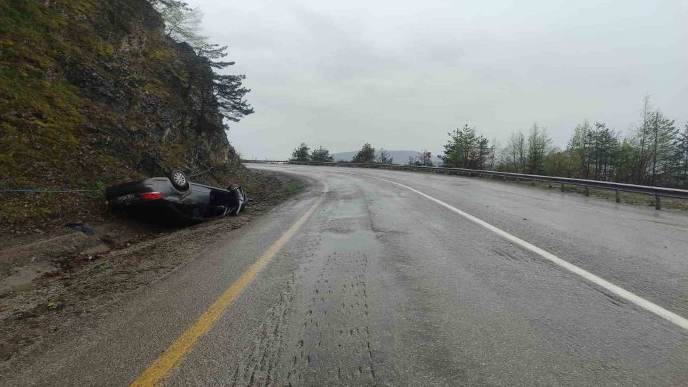 Takla atan otomobilden yara almadan kurtuldu
