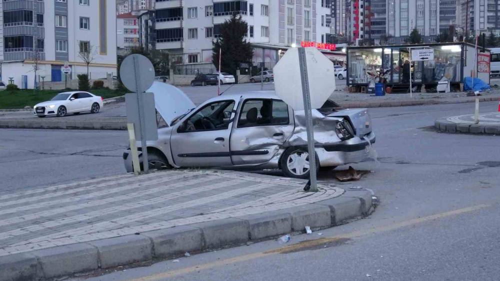 Malatya&rsquo;da iki ara&ccedil; &ccedil;arpıştı: 4 yaralı
