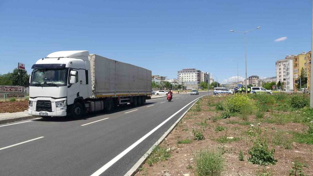 Kilis&rsquo;te tır ile &ccedil;arpışan motosikletteki 2 kişi ağır yaralandı
