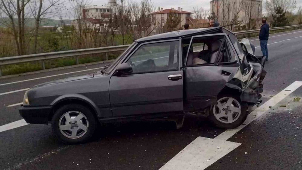 Minib&uuml;s park halindeki otomobile &ccedil;arptı: 3 &ouml;l&uuml;, 5 yaralı
