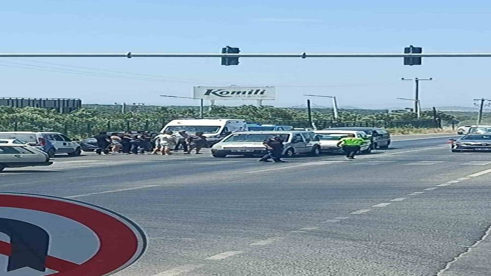 Ayvalık&rsquo;ta Kozak kavşağında zincirleme kaza: 3 ara&ccedil; birbirine girdi
