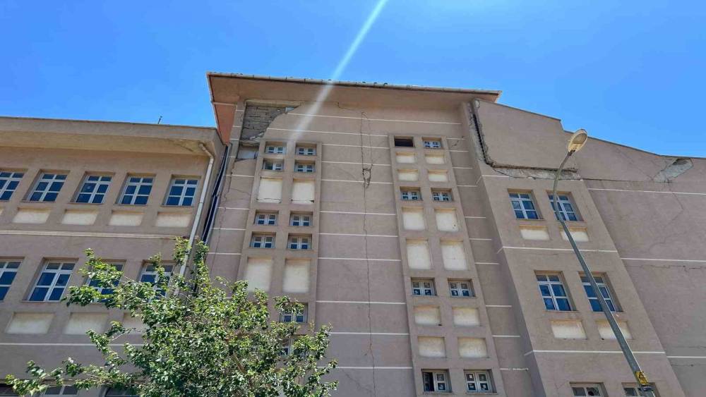 Depremde ağır hasar aldıktan sonra yıkılmayan okul tehlike sa&ccedil;ıyor
