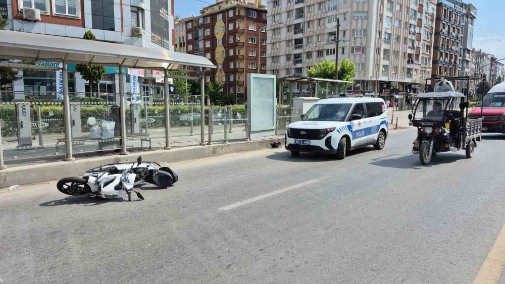 Kırmızı ışık ihlali yapan motosiklet yayaya &ccedil;arptı: 2 yaralı
