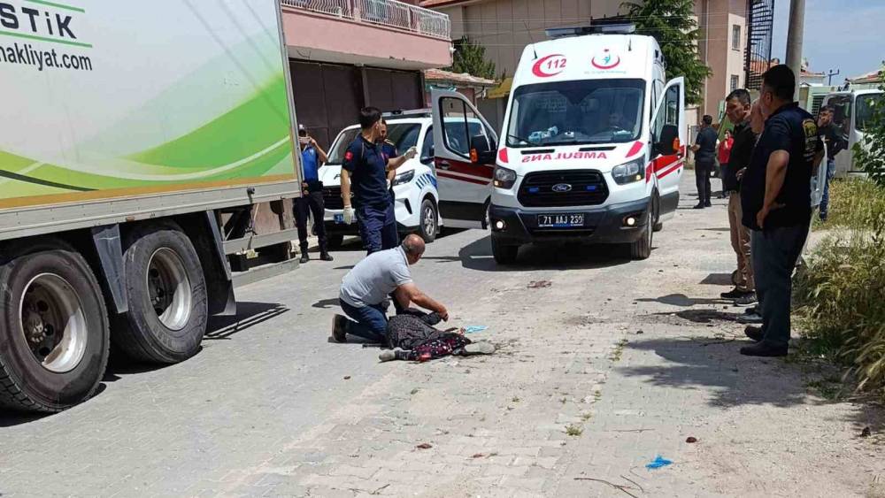 Kamyonun &ccedil;arptığı yaşlı kadın ağır yaralandı
